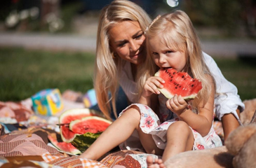 Woman with young child eating l dentist 98166